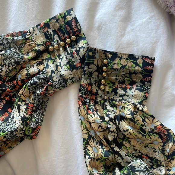 H&M long sleeve black and floral blouse with a mock neck and gold details - Picture 5 of 6